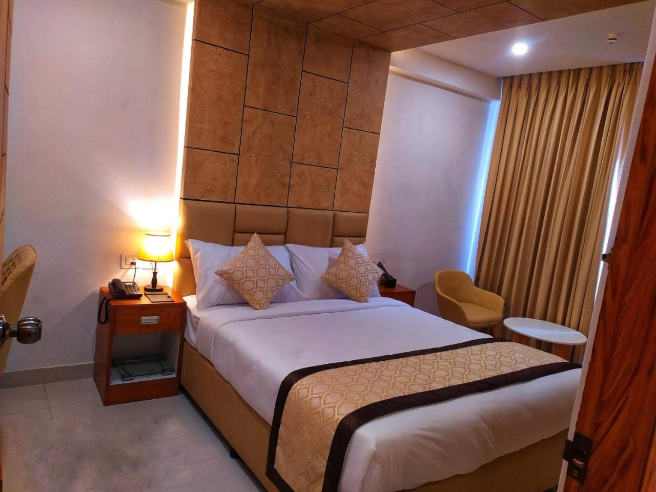 Отель Royal Residency Kannangad Экстерьер фото