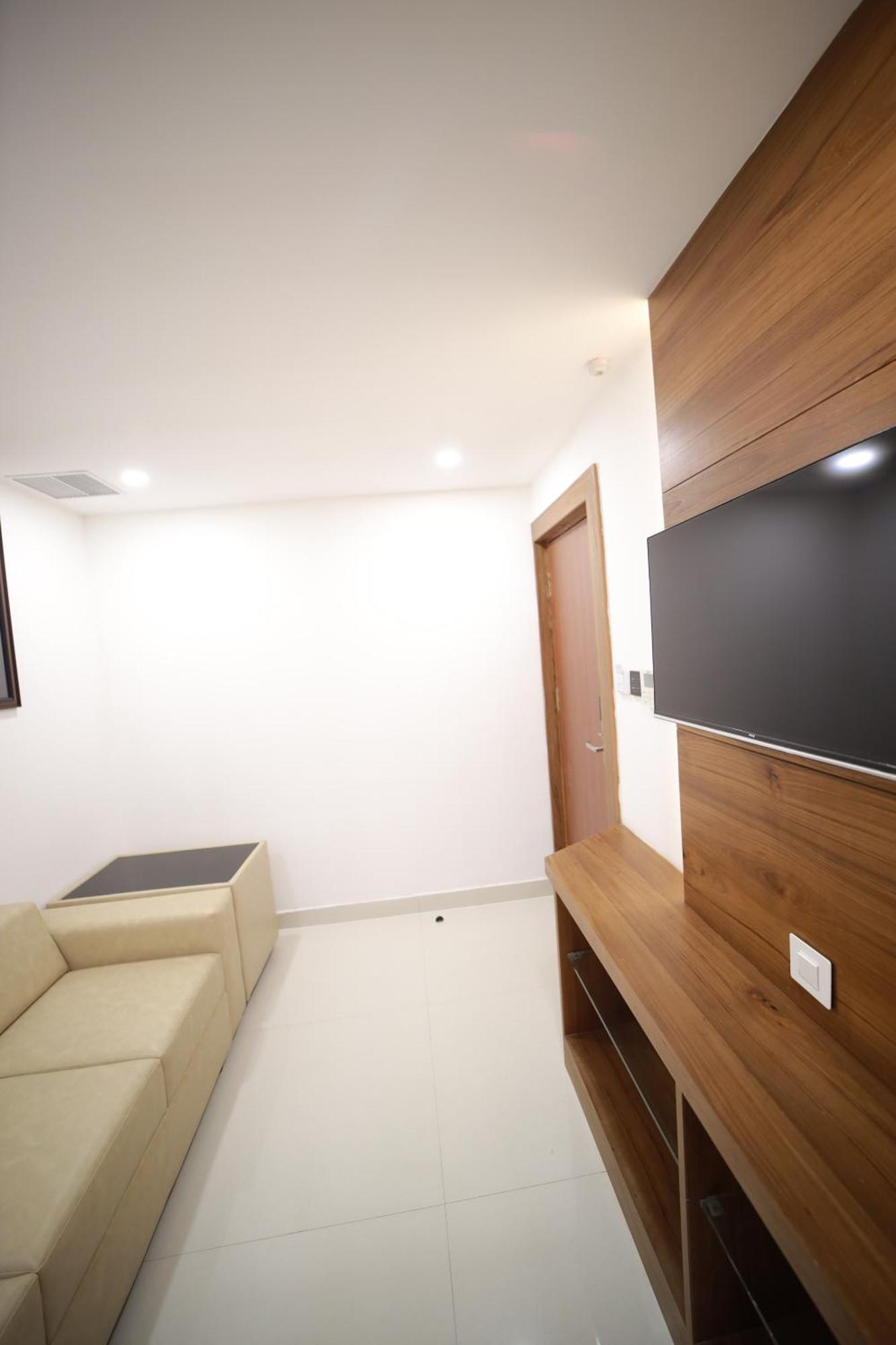 Отель Royal Residency Kannangad Экстерьер фото
