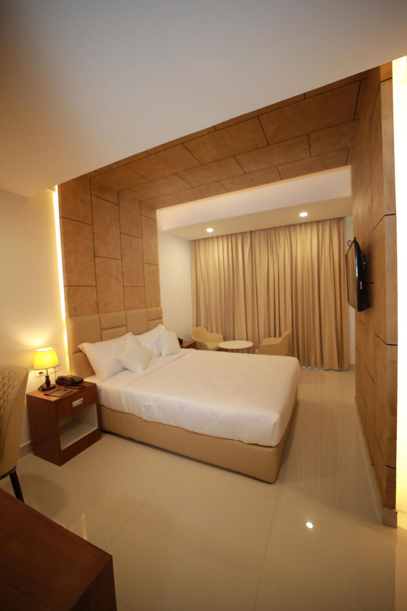 Отель Royal Residency Kannangad Экстерьер фото
