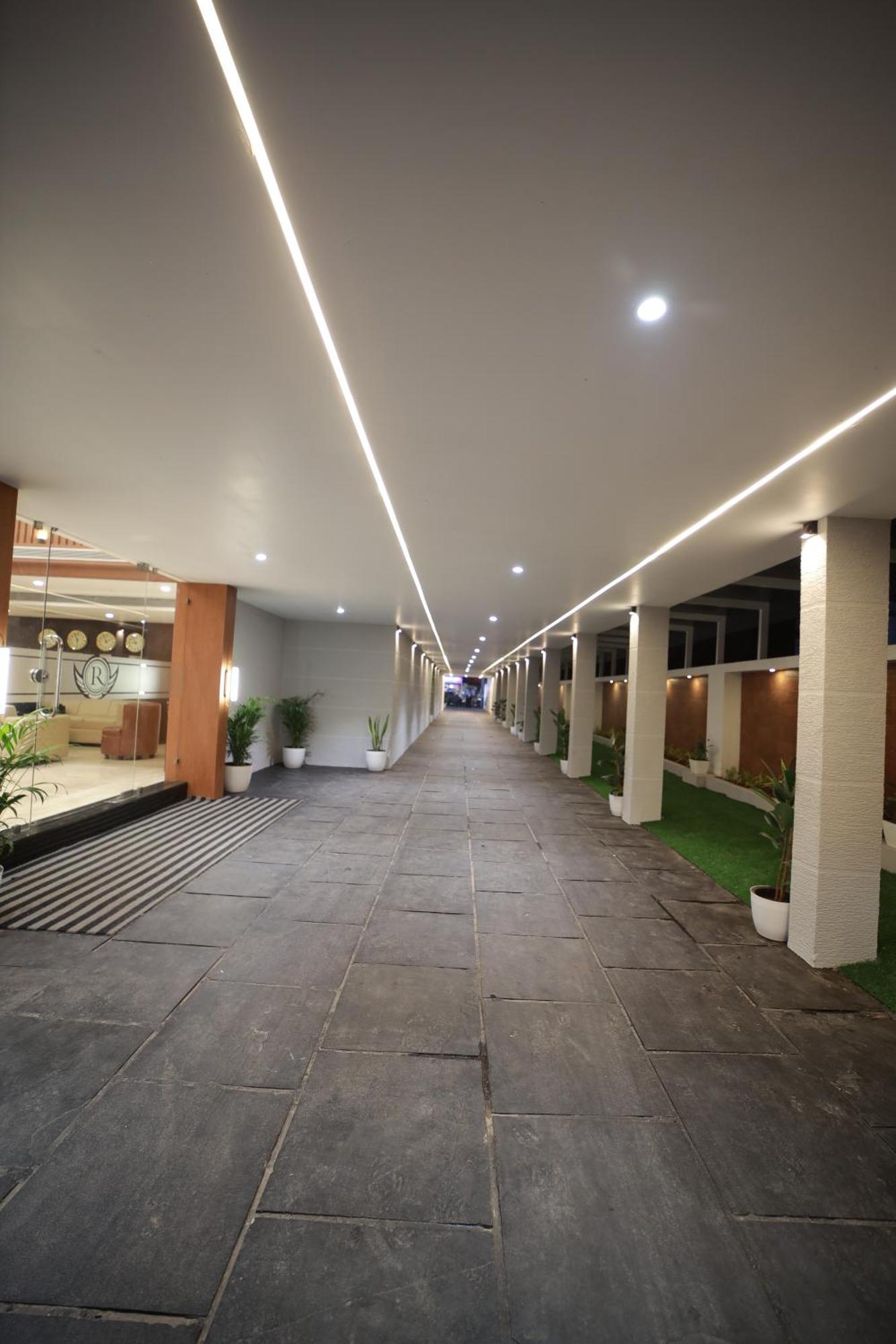 Отель Royal Residency Kannangad Экстерьер фото