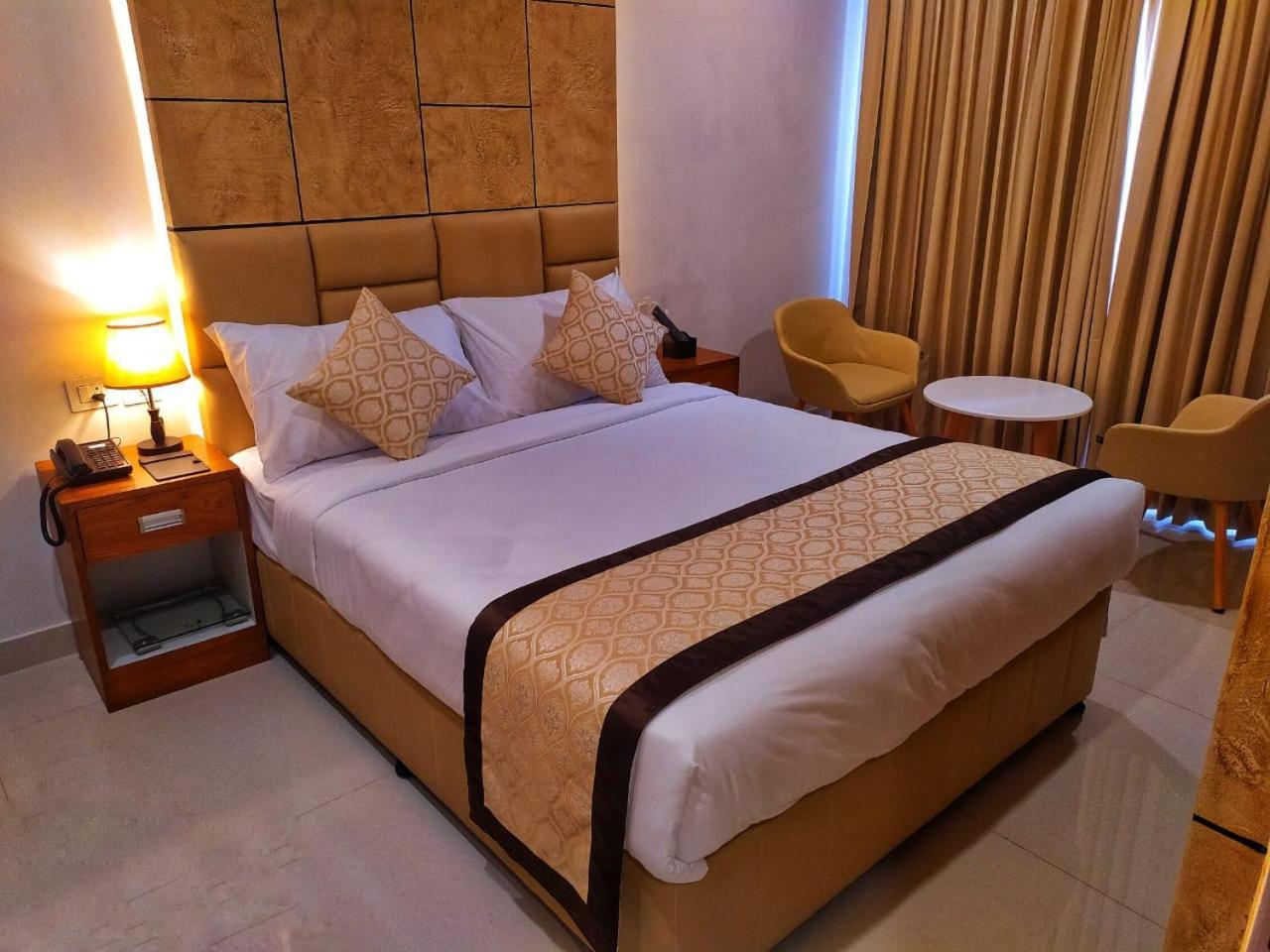 Отель Royal Residency Kannangad Экстерьер фото