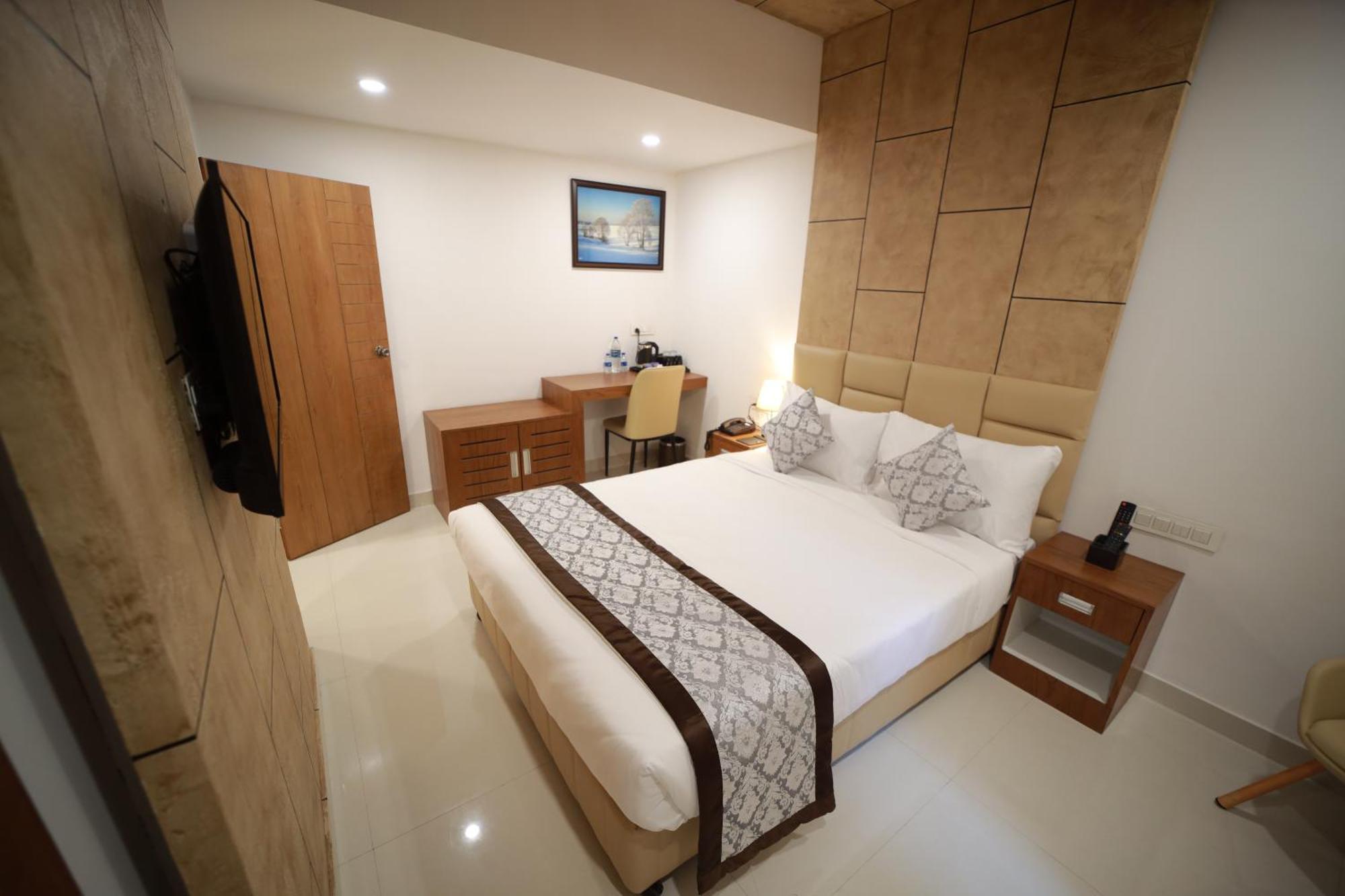 Отель Royal Residency Kannangad Экстерьер фото
